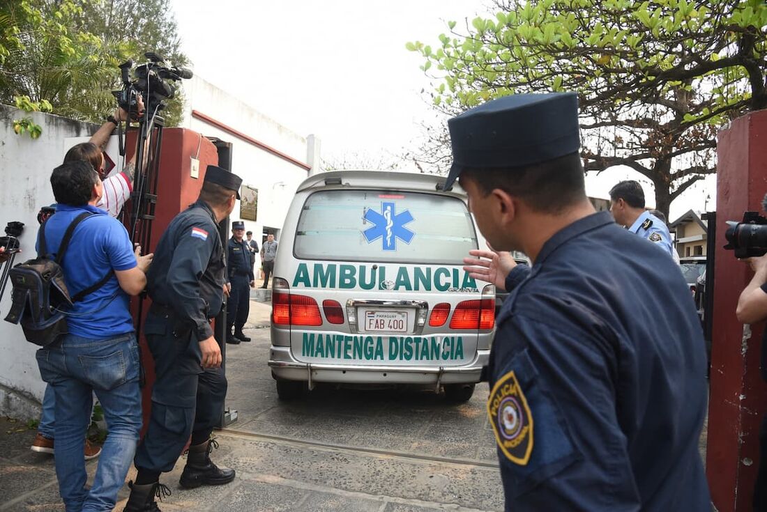 Ambulância leva o corpo Eulalio Gomes