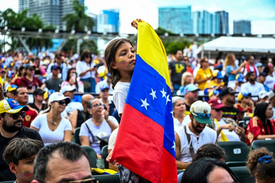 Manifestantes gritam slogans durante o protesto "Protesto pela Verdade", convocado pela oposição venezuelana para exigir que o governo venezuelano reconheça a vitória de Edmundo Gonzalez Urrutia nas eleições presidenciais