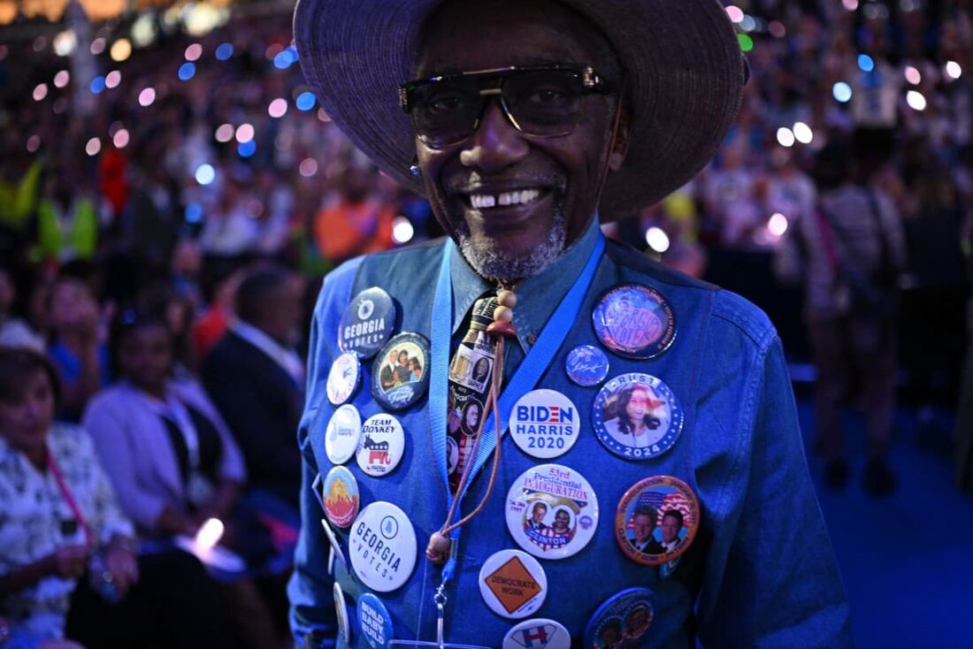 Um delegado usa broches em um colete no segundo dia da Convenção Nacional Democrata (DNC) no United Center em Chicago