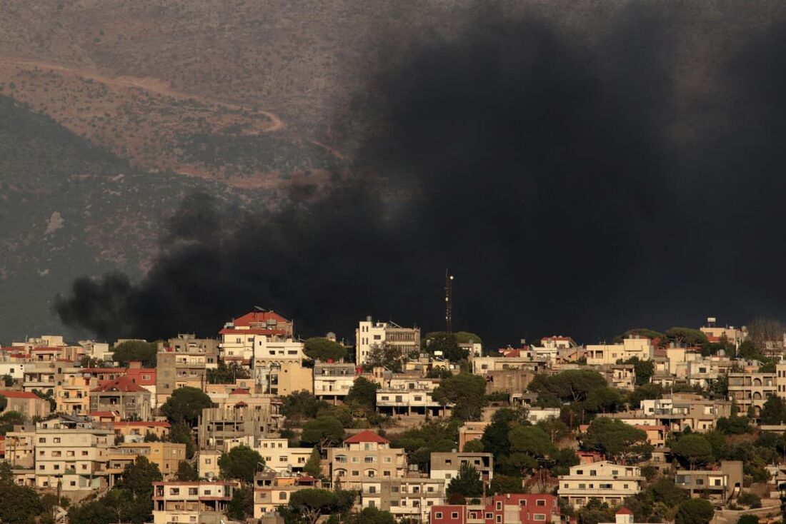 Israel bombardeia a vila de Khiam, no sul do Líbano