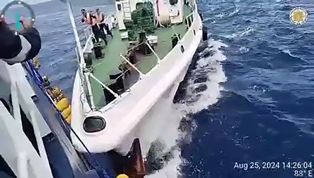 Captura de vídeo divulgado pela Guarda Costeira das Filipinas (PCG) mostra um navio da Guarda Costeira chinesa em uma colisão com o navio filipino