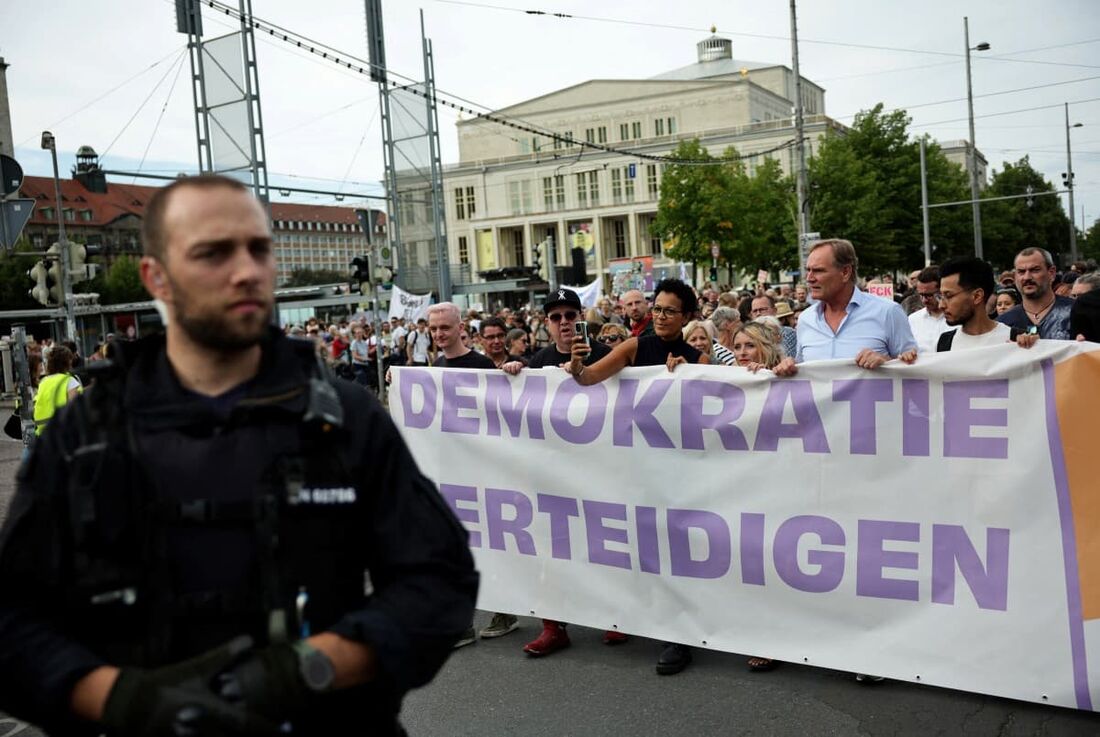 Pessoas se manifestam contra o extremismo de direita na Alemanha