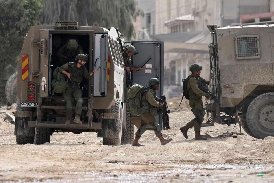 Soldados israelenses operam durante um ataque no campo de refugiados palestinos de Nur Shams, perto da cidade de Tulkarem, na Cisjordânia ocupada por Israel