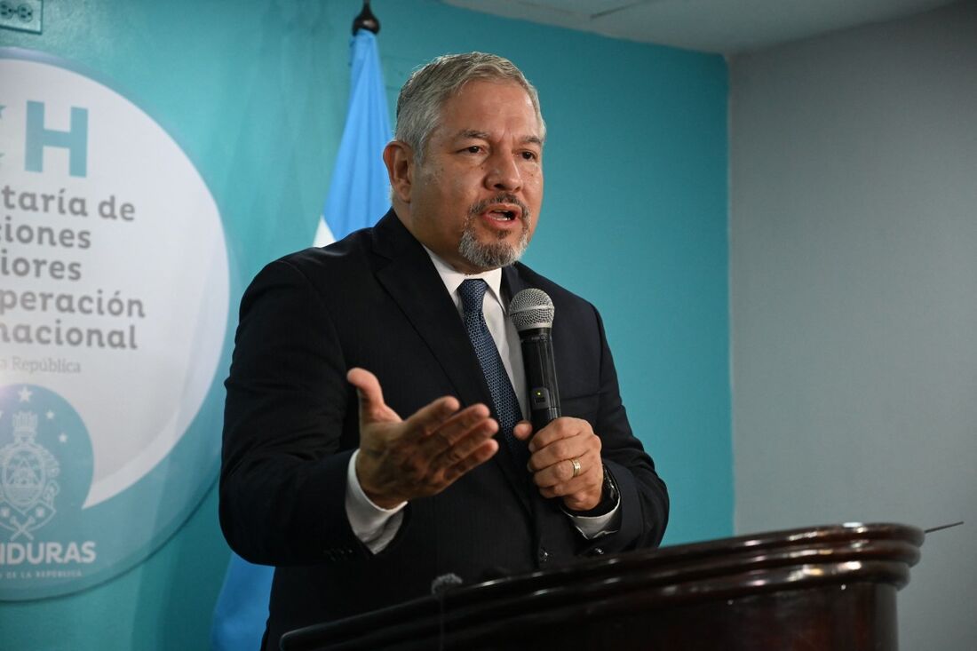 O ministro das Relações Exteriores de Honduras, Eduardo Enrique Reina, discursa durante uma entrevista coletiva em Tegucigalpa