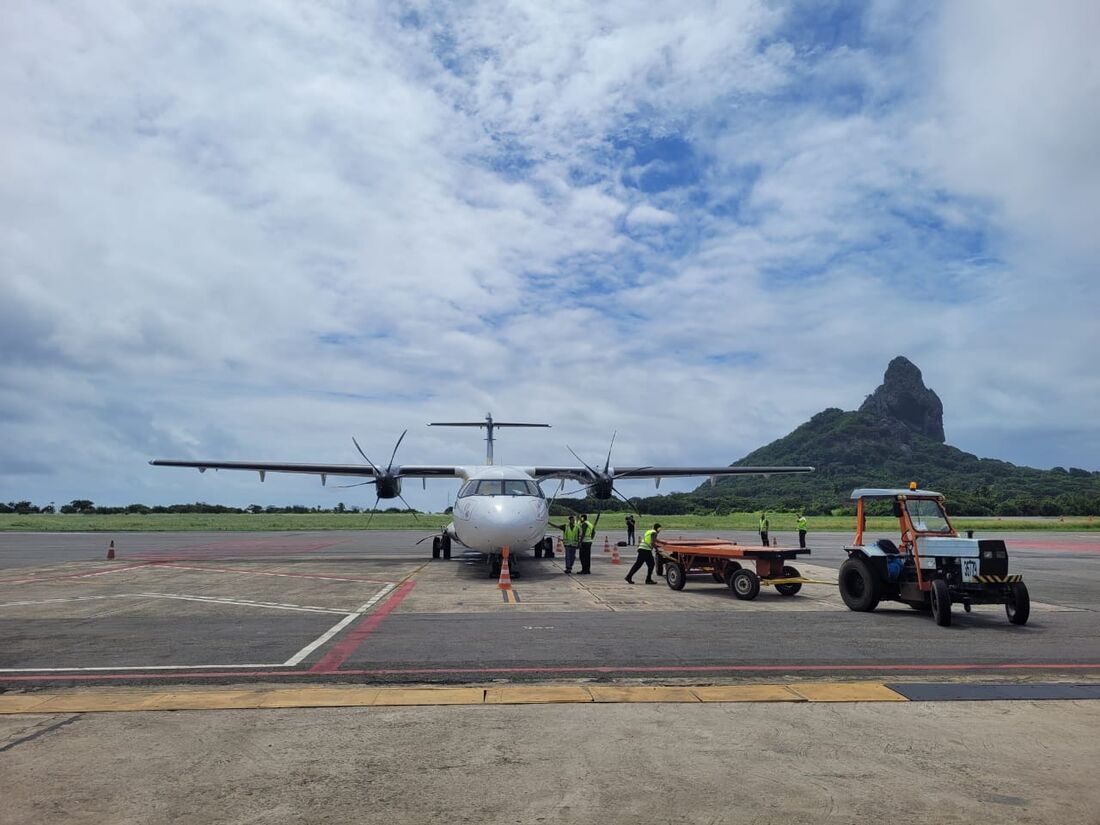 Avião da Voepass no Aeroporto de Fernando de Noronha, em Pernambuco