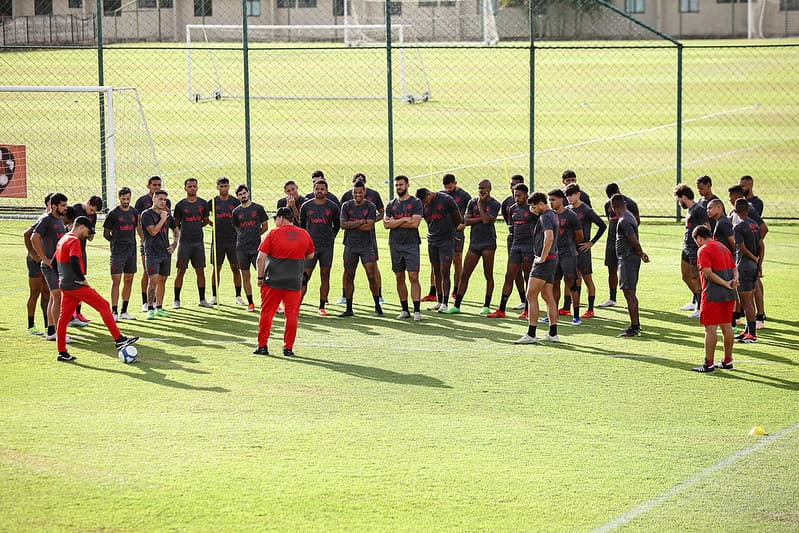 Guto Ferreira conversa com jogadores do Sport, no CT rubro-negro