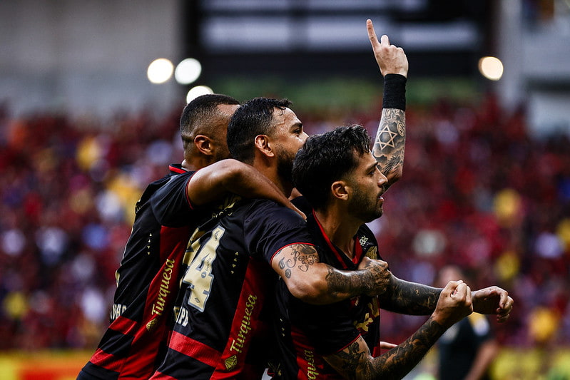 Jogadores do Sport celebram gol de Barletta contra o Amazonas