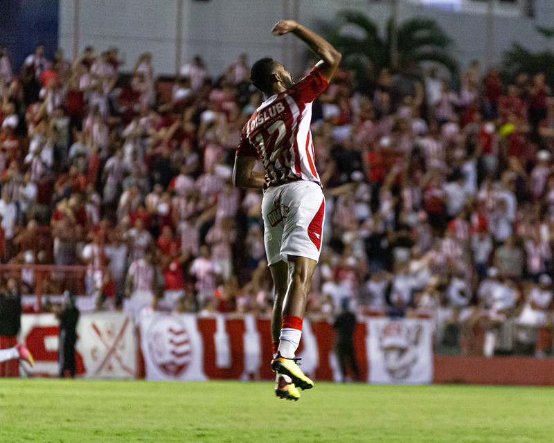 Islan comemora gol do Náutico contra o Ferroviário