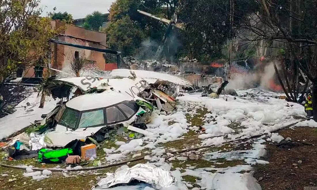 Equipe francesa auxilia na remoção de motores da aeronave da Voepass, que caiu em Vinhedo (SP)