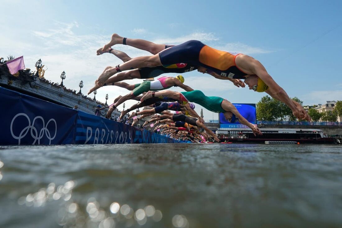 Provas de triatlo e da maratona de natação estão sendo realizadas no Rio Sena