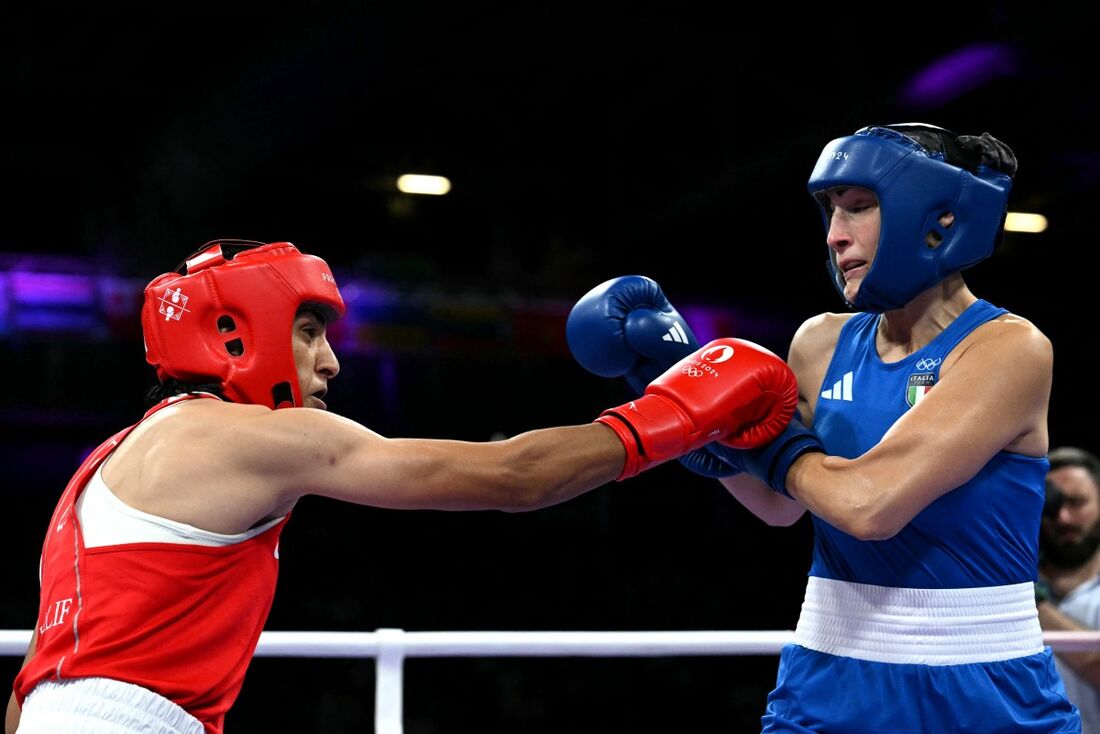 A boxeadora argelina Imane Khelif, e sua adversária, a italiana Angela Carini