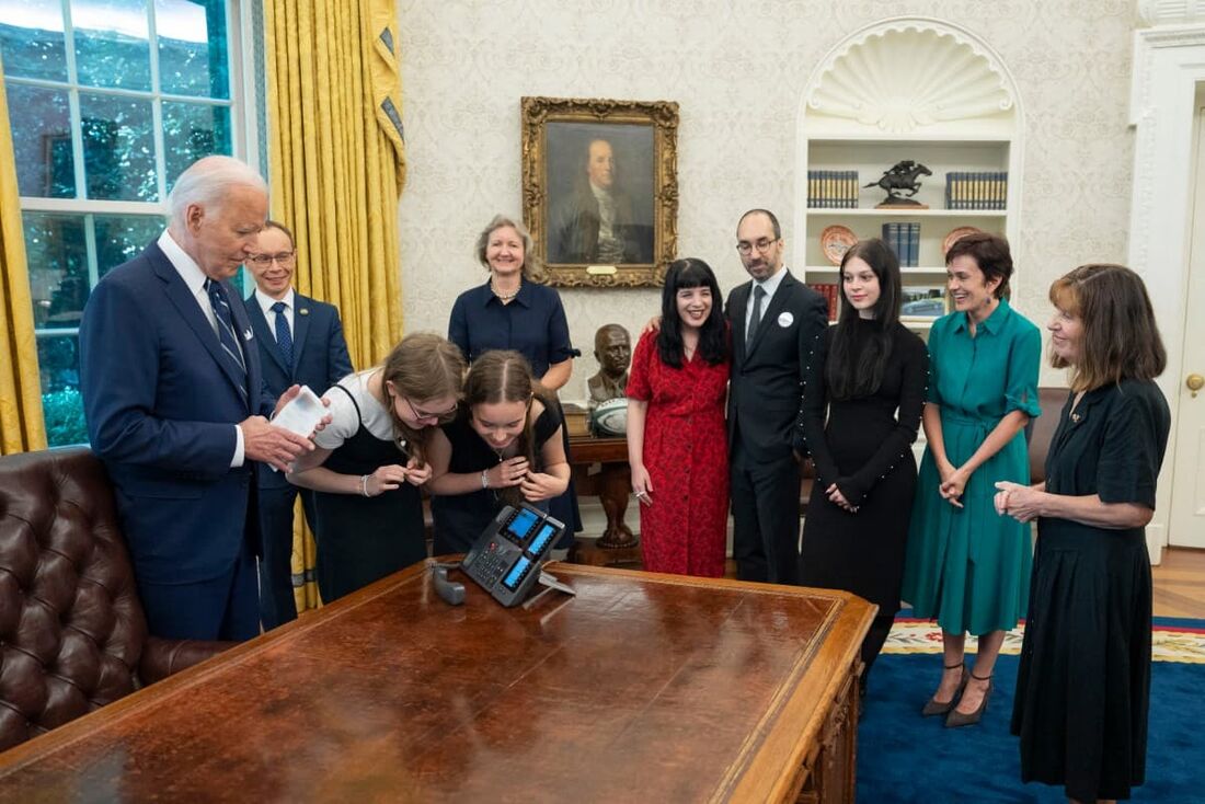 O presidente dos EUA, Joe Biden (E), com parentes dos prisioneiros que fizeram parte de uma troca com a Rússia