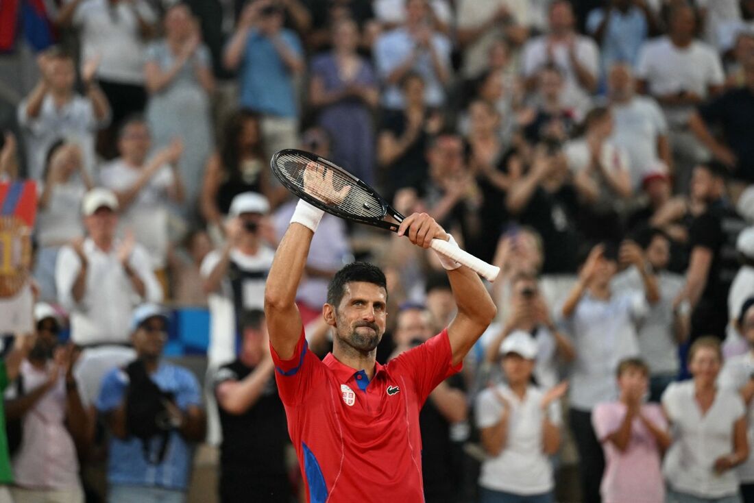 O sérvio Novak Djokovic comemora após sua vitória sobre o grego Stefanos Tsitsipas 