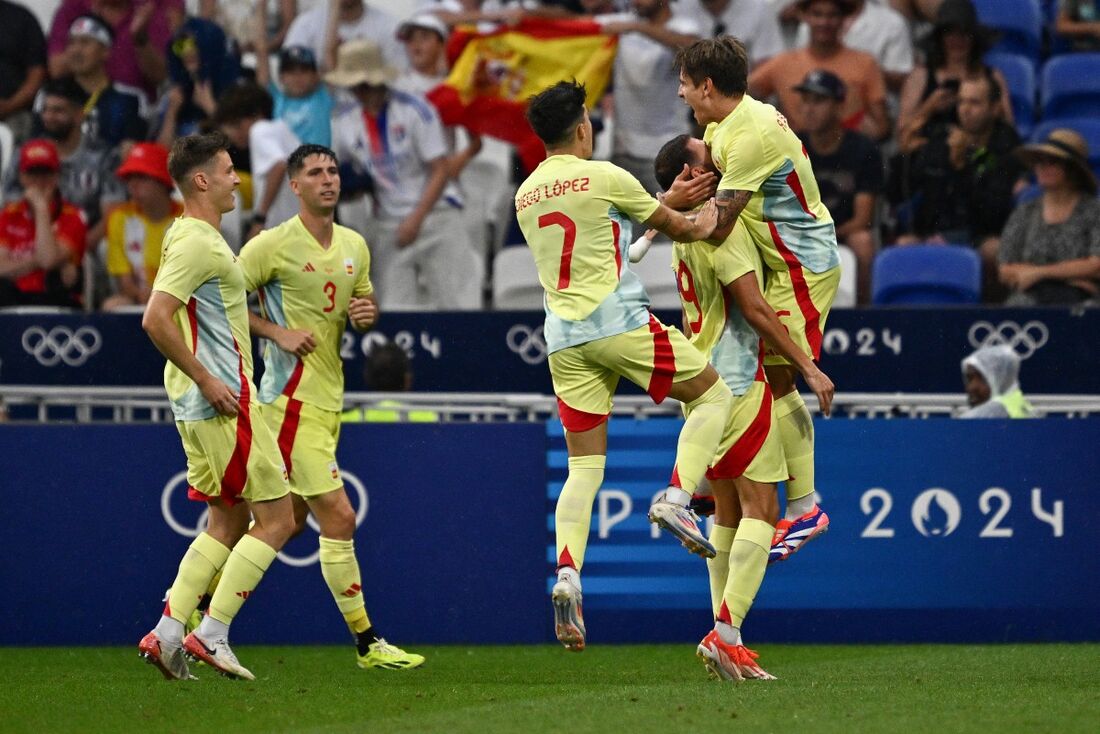 Jogadores da Espanha comemoram após vencer a partida de futebol masculina das quartas de final contra o Japão