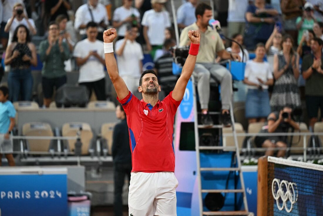 O sérvio Novak Djokovic comemora a vitória sobre o italiano Lorenzo Musetti durante a semifinal de tênis 