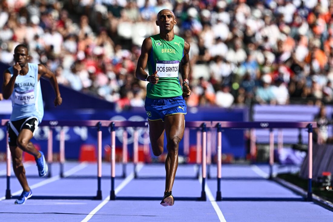 Alison dos Santos avança à semifinal dos 400m com barreira