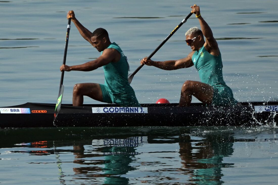 Isaquias Queiroz e Jacky Godmann na disputa do C2 500m da canoagem