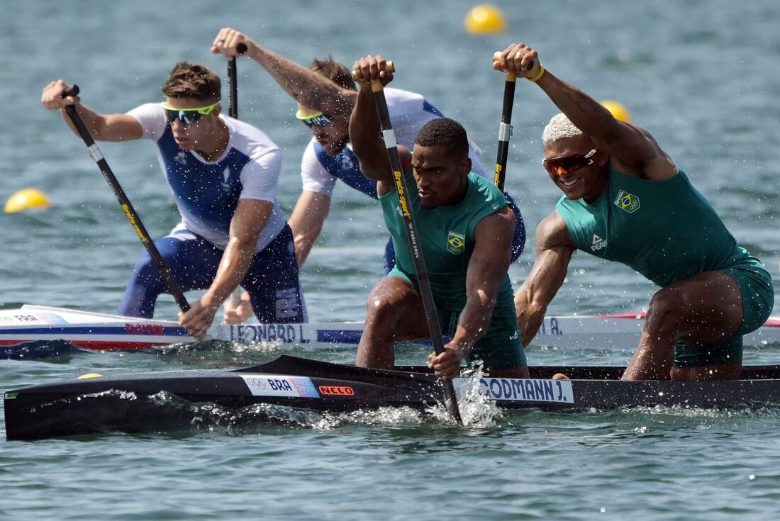 Isaquias Queiroz e Jacky Godmann avançam às semifinais da canoagem