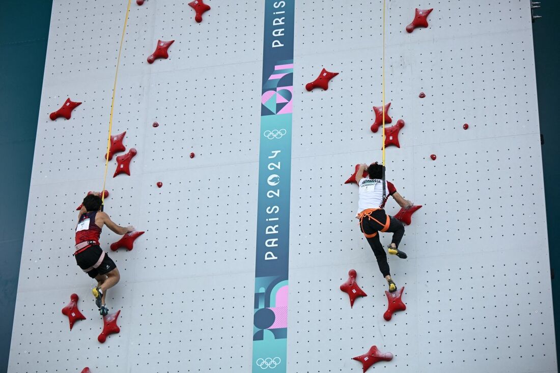 O indonésio Veddriq Leonardo e o chinês Wu Peng competem na final de velocidade da escalada esportiva masculina durante os Jogos Olímpicos de Paris 