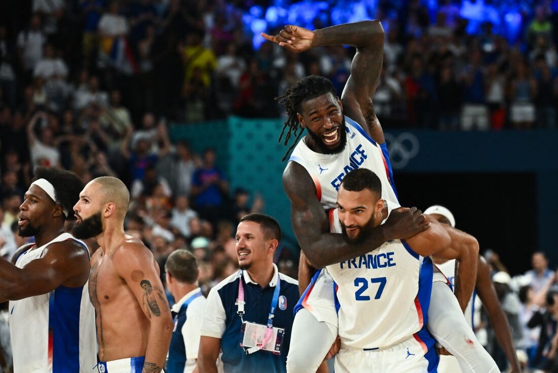 Franceses comemoram após a vitória na semifinal masculina de basquete entre França e Alemanha 