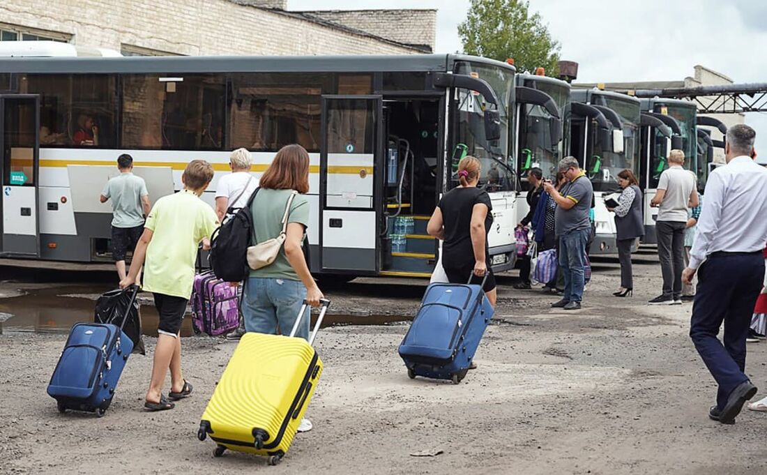 Mulheres e crianças sendo evacuadas da cidade de Rylsk na região de Kursk, na Rússia