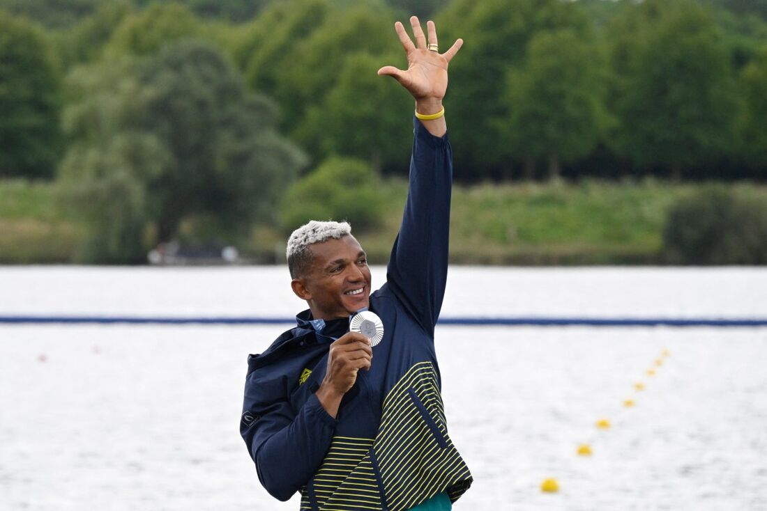 Isaquias Queiroz com a medalha de prata dos Jogos de Paris