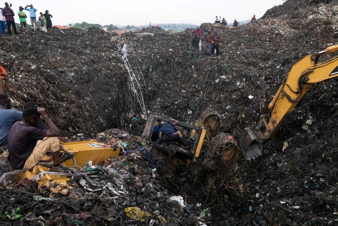 Aterro sanitário sofre deslizamento em Uganda