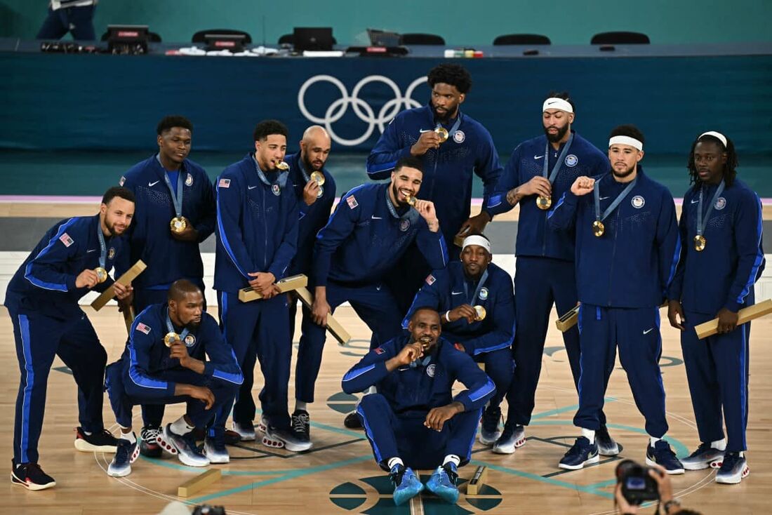 Jogadores dos Estados Unidos celebram o ouro no basquete, em Paris