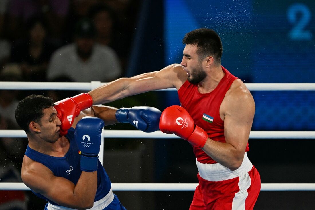 Bakhodir Jalolov, do Uzbequistão, e Ayoub Ghadfa Drissi El Aissaoui, da Espanha (Azul), competem na final de boxe masculino +92kg durante os Jogos Olímpicos de Paris 2024