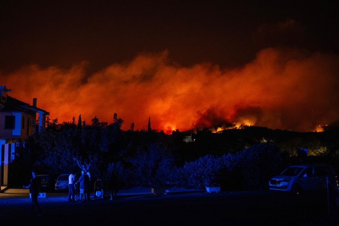 Incêndio florestal na cidade histórica de Maratona