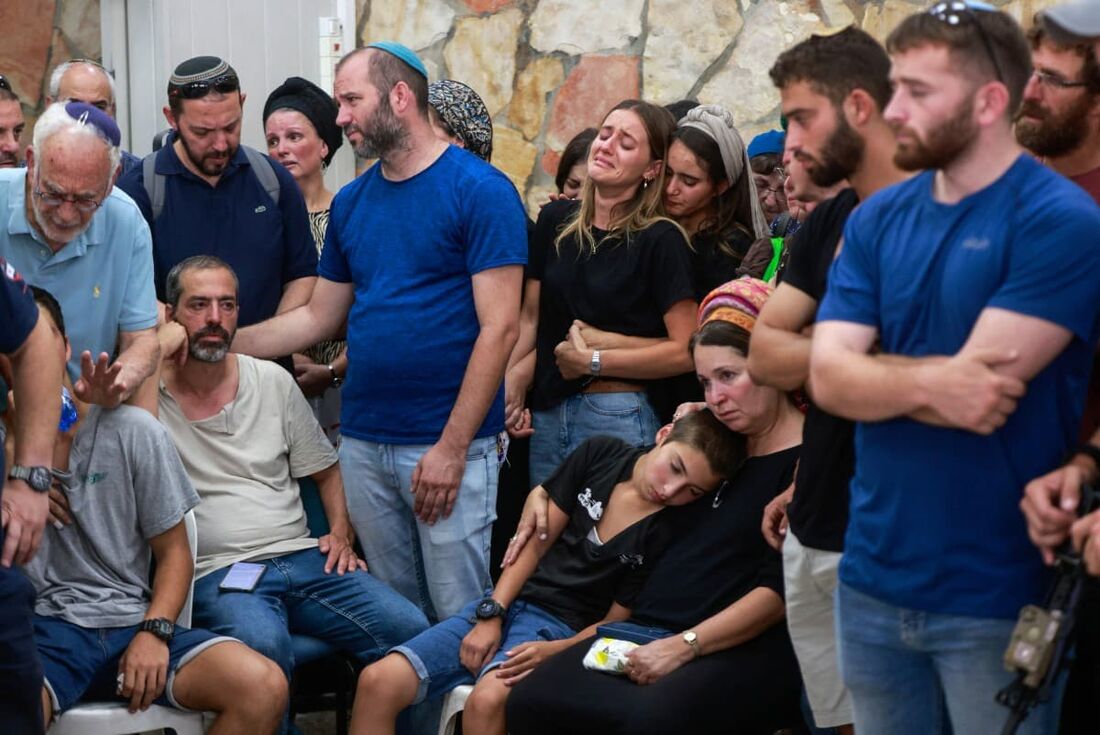 Parentes e amigos choram durante funeral em Jerusalém, a vítima foi morta em um ataque a uma grande estrada na área do Vale do Jordão na Cisjordânia ocupada