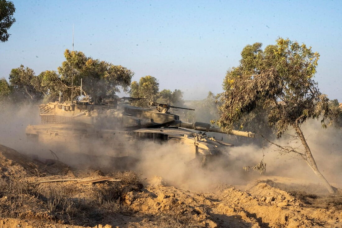 Tanque israelense circulando durante operações na Faixa de Gaza em meio ao conflito contínuo entre Israel e o Hamas