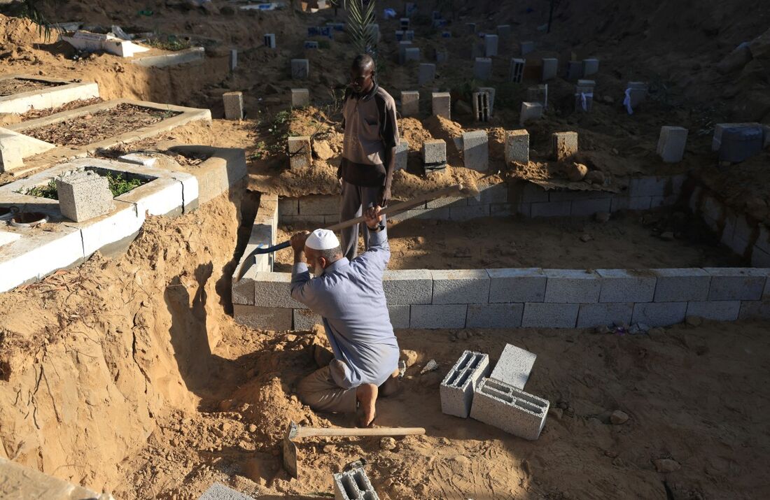 Coveiros de Gaza, sobrecarregados, empilham sepulturas sobre sepulturas