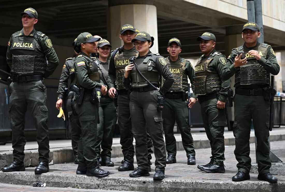 A polícia colombiana patrulha o Palácio da Justiça após um suposto plano de ataque à sede da Suprema Corte de Justiça se tornar conhecido