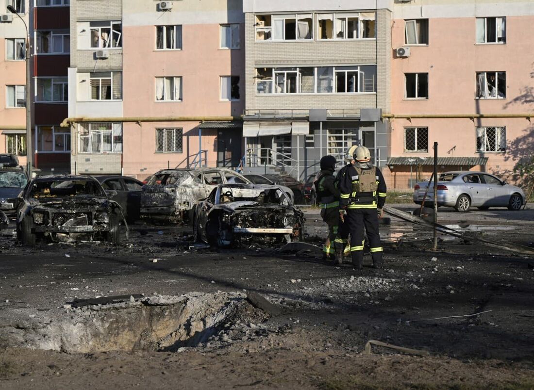 Bombeiros trabalham no local de um ataque russo na cidade de Sumy em 17 de agosto de 2024, em meio à invasão russa da Ucrânia