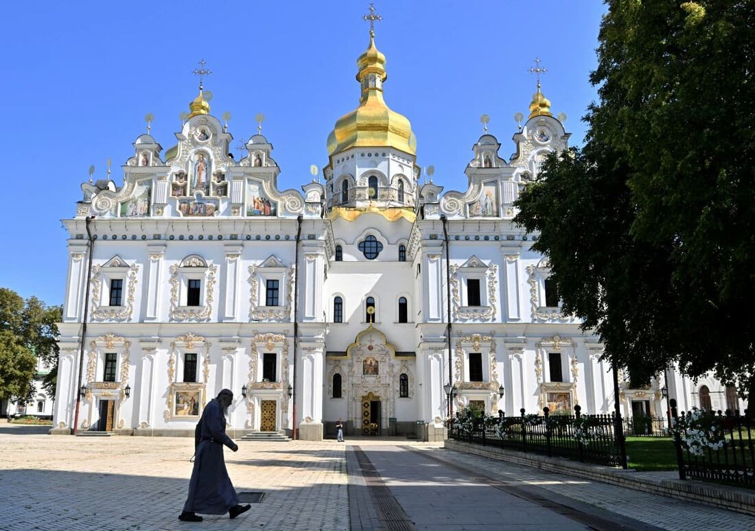 O parlamento da Ucrânia votou para proibir a Igreja Ortodoxa Ucraniana ligada à Rússia, enquanto Kiev corta laços religiosos, sociais e institucionais com órgãos que considera alinhados com Moscou.