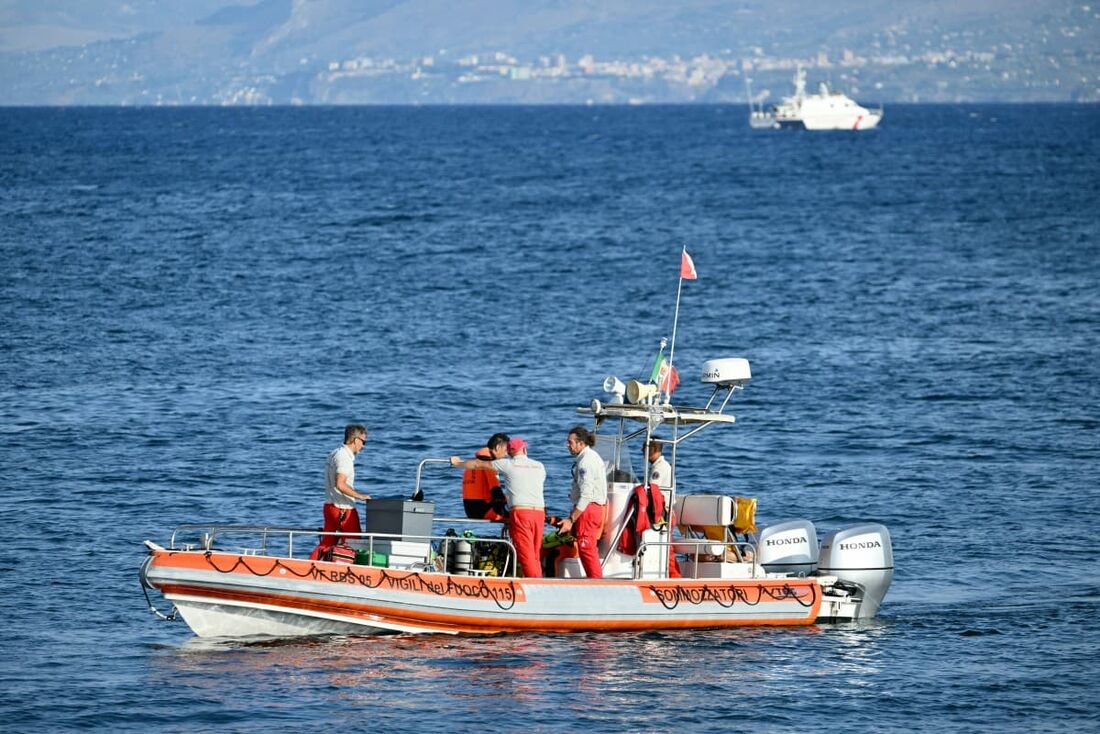 Um barco de resgate do Vigili del Fuoco, o Corpo de Bombeiros Italiano opera em Porticello, perto de Palermo