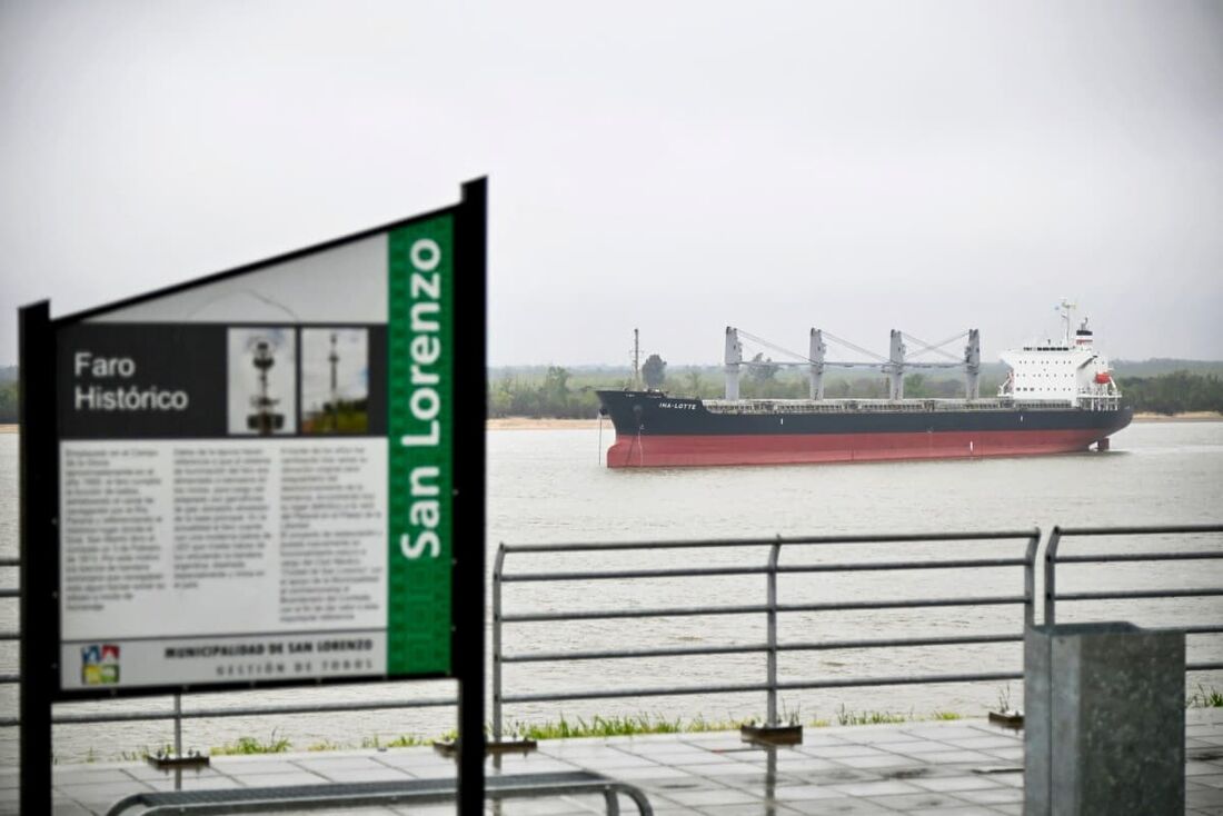 Vista do graneleiro Ina-Lotte de bandeira liberiana ancorado perto do porto de San Lorenzo, província de Santa Fé, Argentina, em 21 de agosto de 2024, após um membro da tripulação ter sido relatado com sintomas compatíveis com a doença mpox