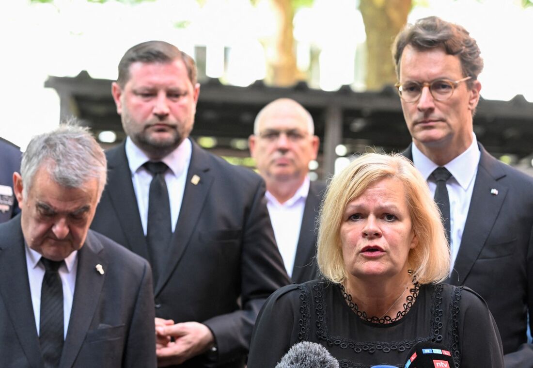 A Ministra do Interior alemã, Nancy Faeser, faz uma declaração perto do cena onde pelo menos três pessoas morreram e várias ficaram feridas quando um homem as atacou com uma faca, em Solingen