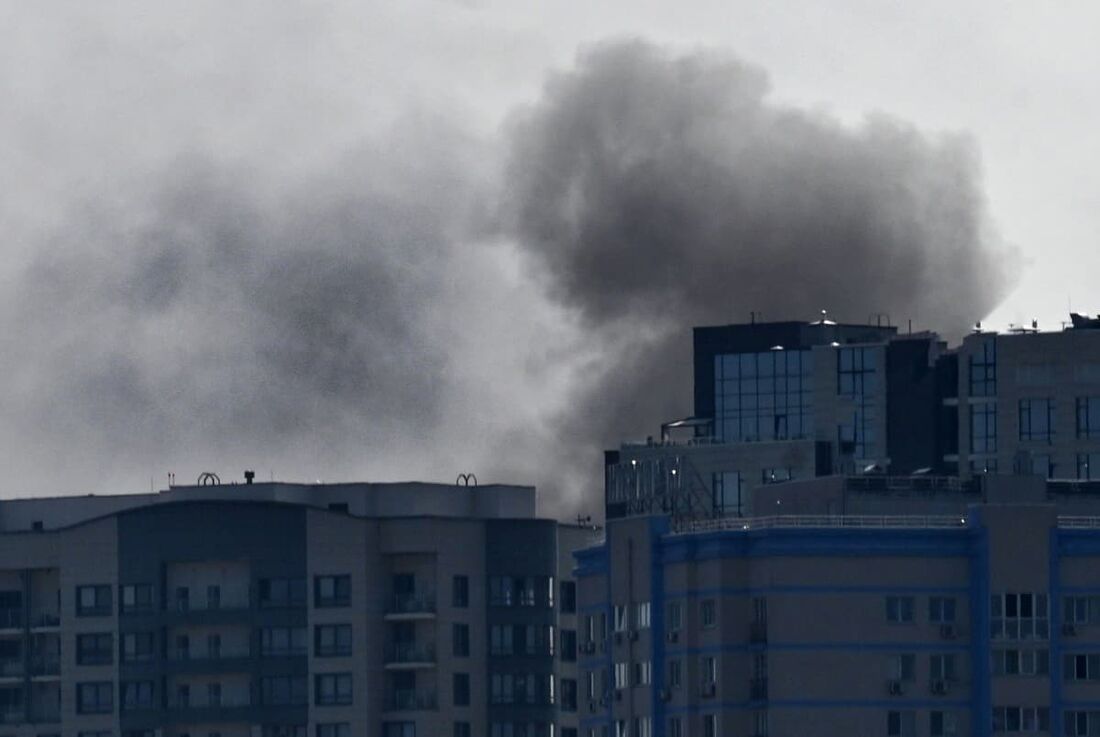 Esta fotografia mostra fumaça subindo sobre prédios, após um ataque de drones russos em Kiev, na Ucrânia