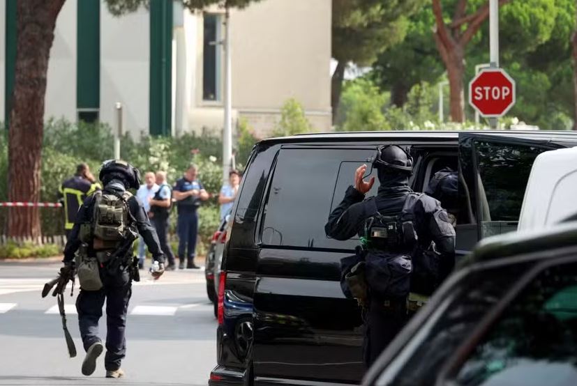 Policiais em frente a uma sinagoga, ao fundo na foto, após o incêndio e a explosão de carros em La Grande-Motte, sul da França