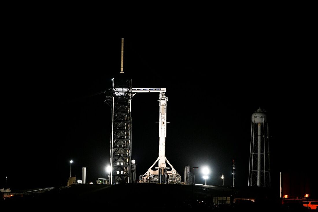 Um foguete SpaceX Falcon 9 com a cápsula Crew Dragon Resilience no Complexo de Lançamento 39A no Centro Espacial Kennedy antes da Missão Polaris Dawn em Cabo Canaveral, Flórida