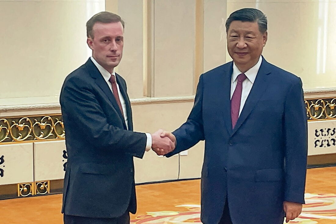 O conselheiro de Segurança Nacional dos EUA, Jake Sullivan, aperta a mão do presidente chinês, Xi Jinping (D), durante seu encontro no Grande Salão do Povo, em Pequim