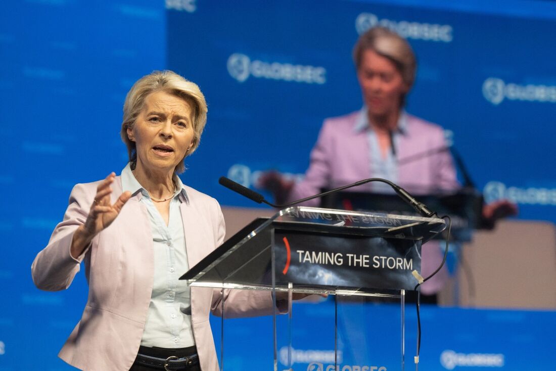 A presidente da Comissão Europeia, Ursula von der Leyen, discursa durante o fórum de segurança regional GLOBSEC em Praga