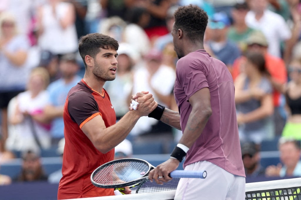 Carlos Alcaraz cumprimenta Gael Monfils após perder para o francês