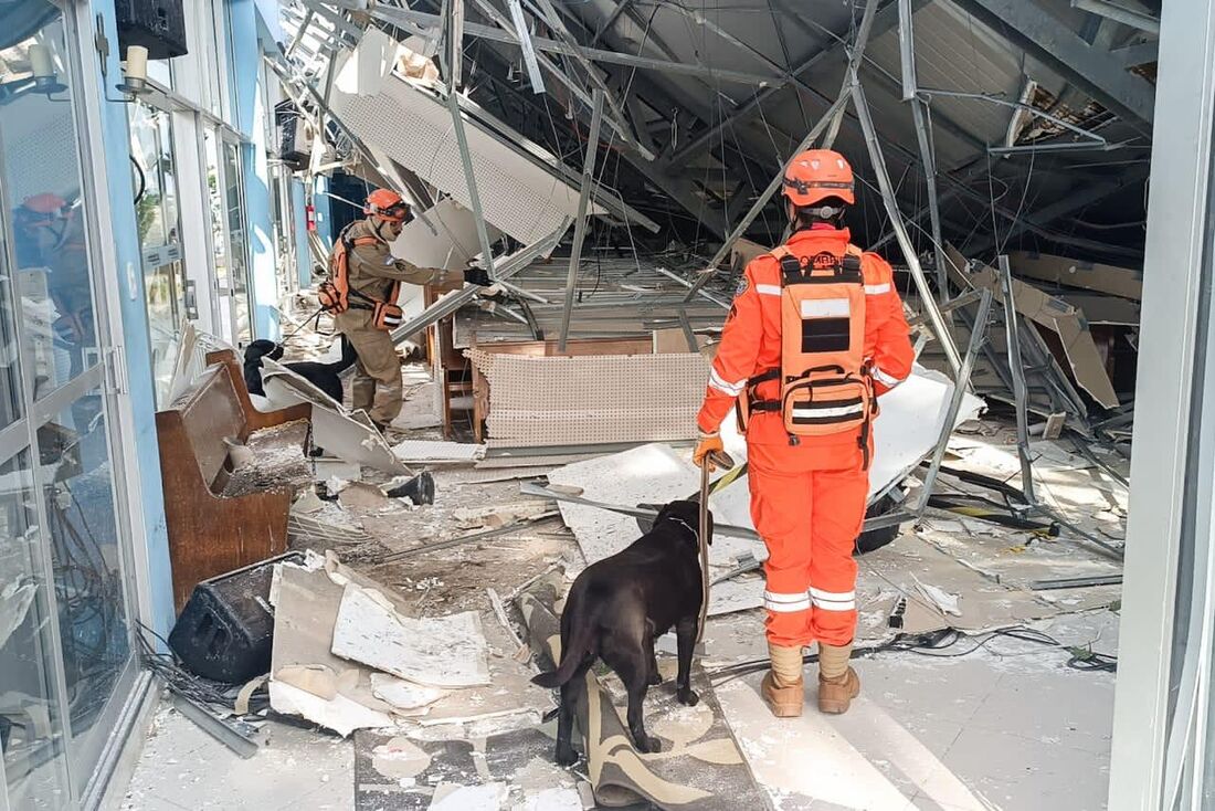 Destroços do desabamento no Santuário do Morro da Conceição