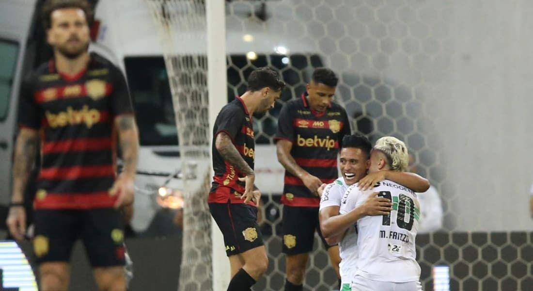 Jogadores do Coritiba celebram gol na Arena de Pernambuco