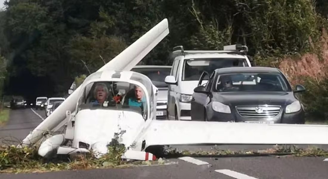 Avião de pequeno porte cai em estrada movimentada na Inglaterra