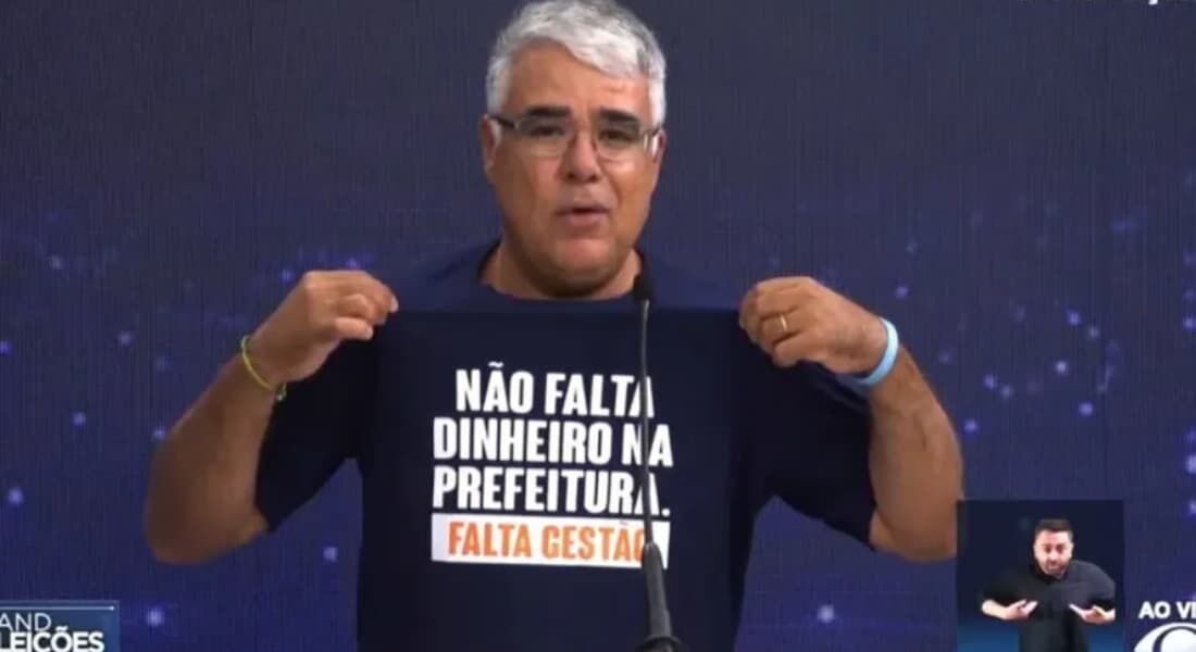 Eduardo Girão com a camisa que teve que trocar