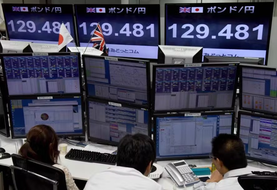 Operadores na Bolsa de Tóquio 